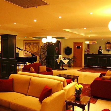 The Crown Hotel بوجبة المظهر الخارجي الصورة