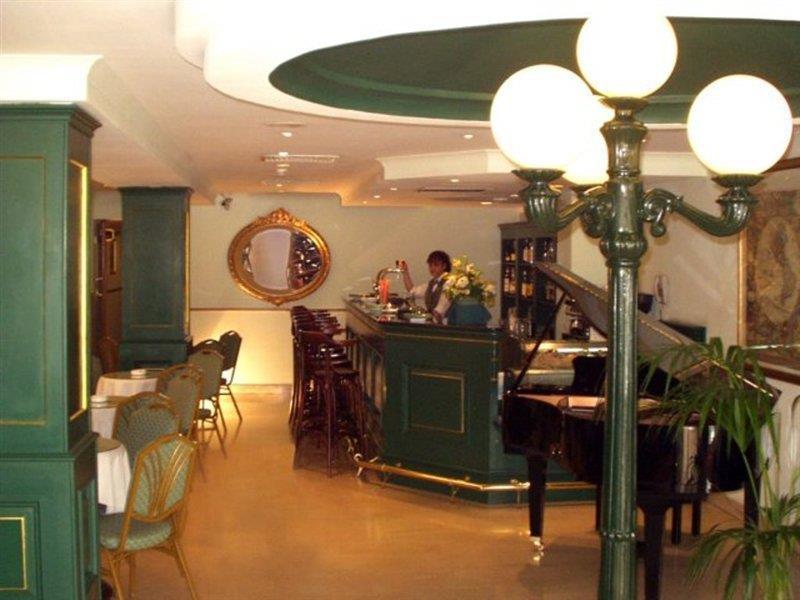 The Crown Hotel بوجبة المظهر الخارجي الصورة