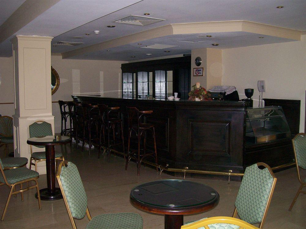 The Crown Hotel بوجبة المظهر الخارجي الصورة